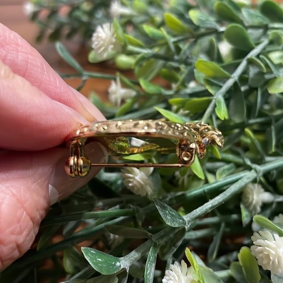 Golg Vintage Leopard Brooch with Moving Tale. - Picture 5 of 5